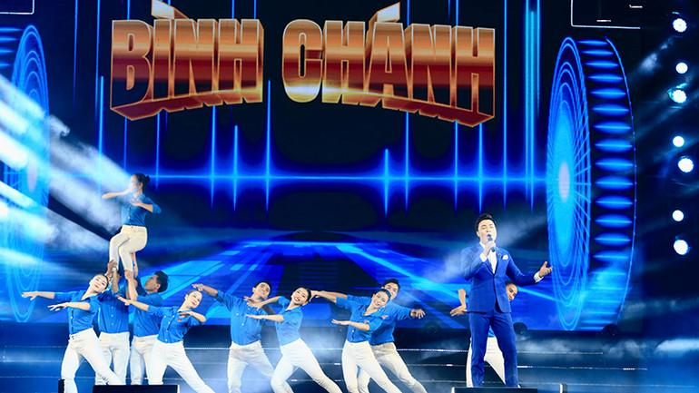 Chương trình nghệ thuật đón chào năm mới ở huyện Bình Chánh,Thành phố Hồ Chí Minh. (Ảnh Dũng Phương).