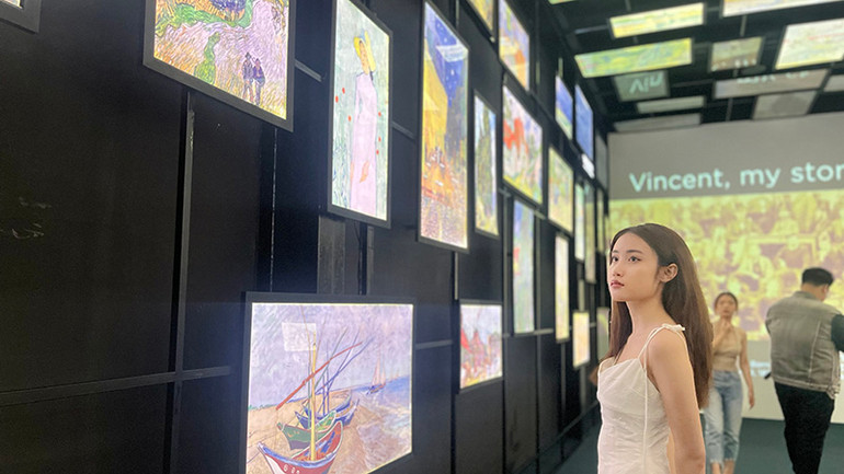 Triển lãm là điểm "check- in" lý tưởng của các bạn trẻ.
