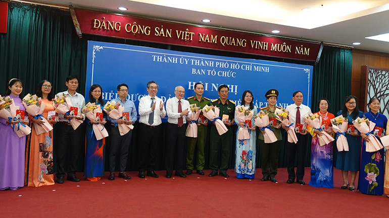 Mỗi đồng chí được biểu dương đều là một tấm gương sáng, nêu gương tiêu biểu cho công tác Đảng và phong trào thi đua yêu nước.