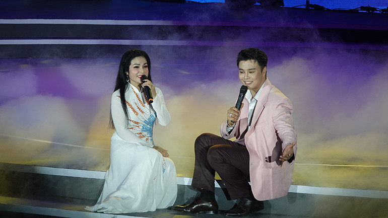 Nghệ sĩ ưu tú Lê Hồng Thắm và nghệ sĩ Võ Minh Lâm biểu diễn trong chương trình.
