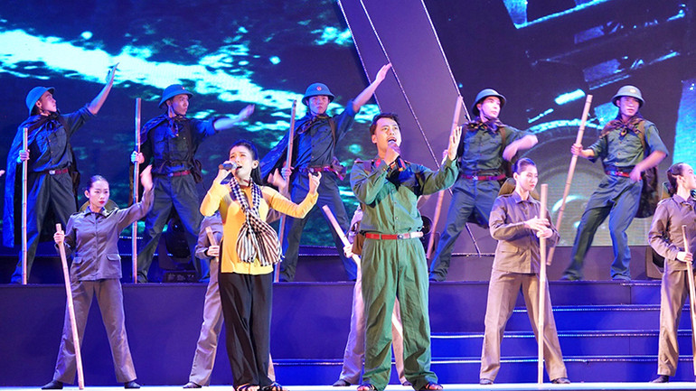 Ca sĩ Phan Ngọc Luân và Trúc Lai trình bày ca khúc Hành khúc ngày và đêm (nhạc Phan Huỳnh Điểu, thơ Bùi Công Minh).