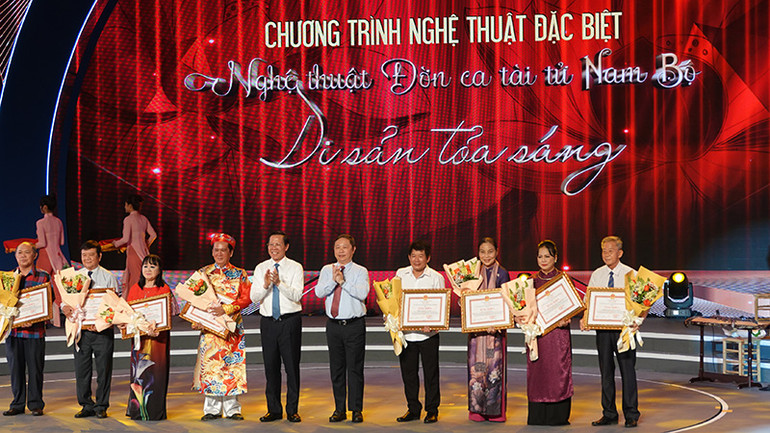 Lãnh đạo thành phố trao tặng Bằng khen cho các cá nhân có nhiều đóng góp trong việc bảo tồn nghệ thuật Đờn ca tài tử Nam Bộ.