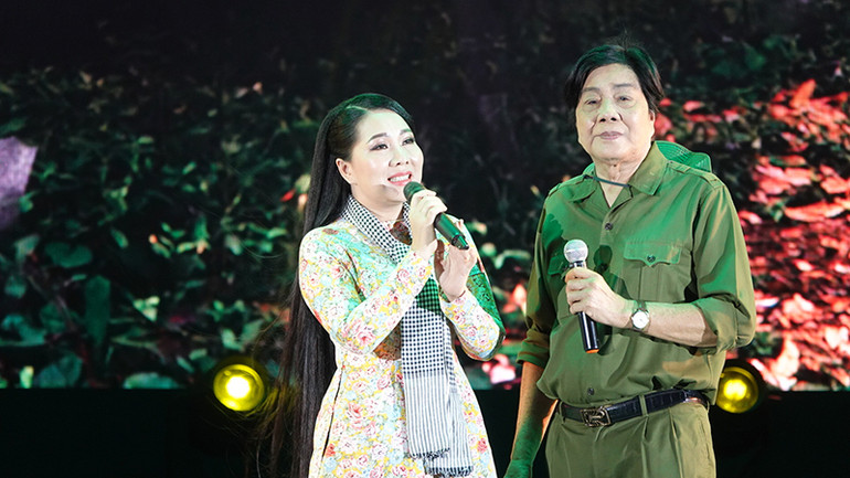 Nghệ sĩ Nhân dân Trọng Hữu và Nghệ sĩ Ưu tú Thu Vân biểu diễn trong chương trình.