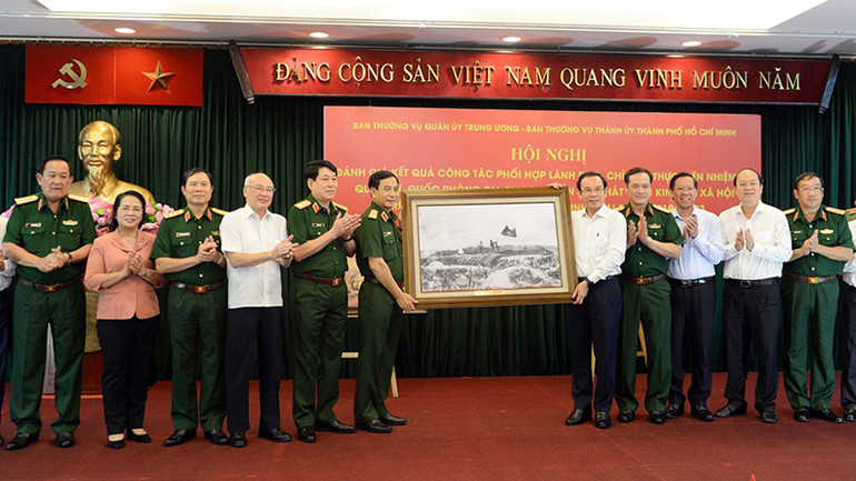 Quân ủy Trung ương, Bộ Quốc phòng tặng tranh lưu niệm cho Thành ủy Thành phố Hồ Chí Minh.