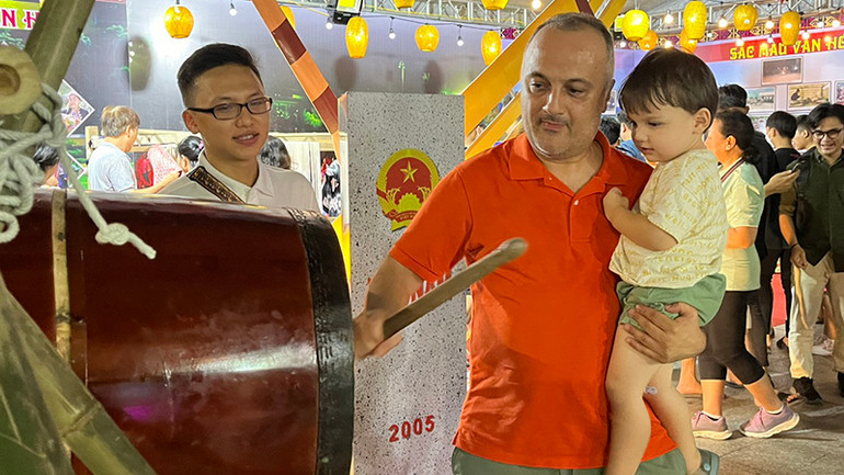 Du khách nước ngoài thích thú với các hoạt động tại sự kiện.