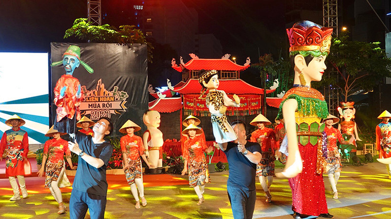 Nhiều con rối đầy màu sắc, đủ kích cỡ xuất hiện trong chương trình khai mạc Liên hoan.