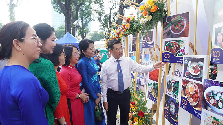 Các đại biểu tham quan triển lãm tại Lễ khai mạc.