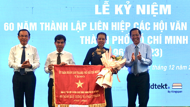Ủy ban nhân dân Thành phố Hồ Chí Minh tặng Cờ Truyền thống cho Liên hiệp các Hội Văn học nghệ thuật Thành phố. Ủy ban nhân dân Thành phố Hồ Chí Minh tặng Cờ Truyền thống cho Liên hiệp các Hội Văn học nghệ thuật Thành phố.