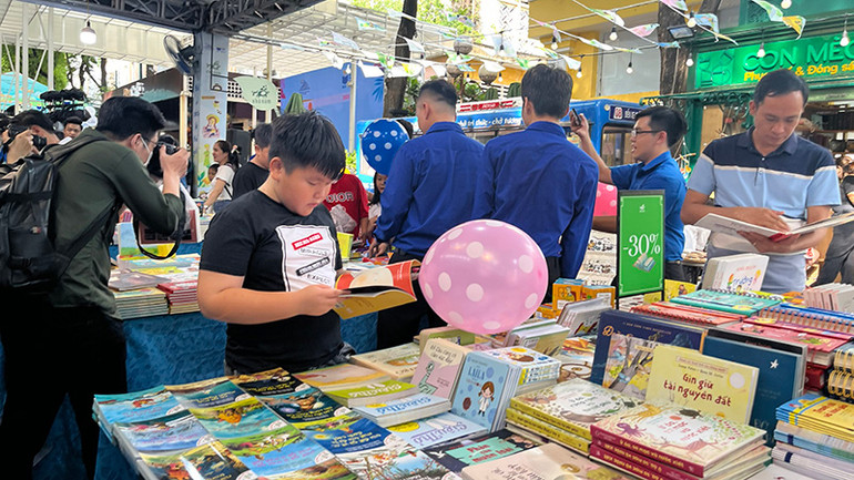 Đường Sách Thành phố Hồ Chí Minh được bình chọn là một trong 10 điểm mua sắm thú vị.