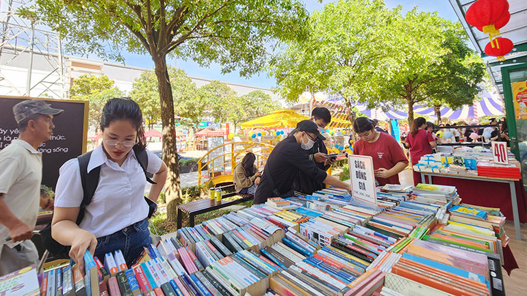 Nhiều chương trình giảm giá tại Đường sách thành phố Thủ Đức trong ngày khánh thành.