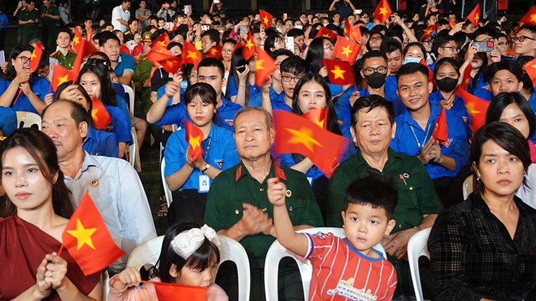 Đông đảo khán giả đến thưởng thức chương trình nghệ thuật.