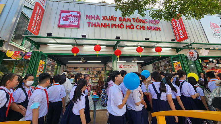 Nhiều học sinh đến với Đường sách thành phố Thủ Đức trong ngày khánh thành.