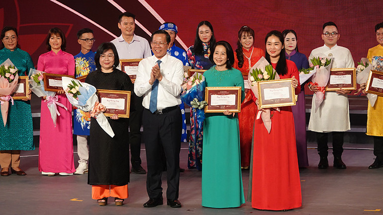 Chủ tịch Ủy ban nhân dân Thành phố Hồ Chí Minh Phan Văn Mãi trao Huy chương vàng 3 đơn vị có chương trình xuất sắc nhất tại Liên hoan Đờn ca tài tử giải "Hoa sen vàng".