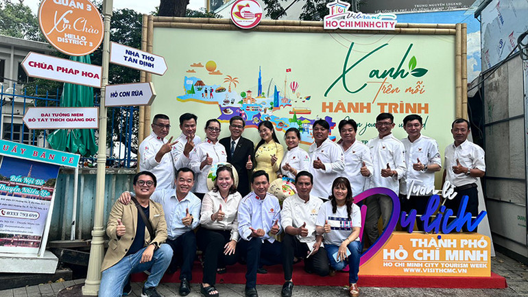 Người dân quận 3 hưởng ứng Tuần lễ Du lịch Thành phố Hồ Chí Minh.