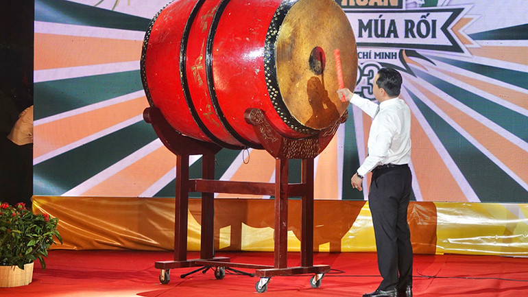 Ông Võ Trọng Nam, Phó Giám đốc Sở Văn hóa và Thể thao Thành phố Hồ Chí Minh đánh trống khai mạc Liên hoan.