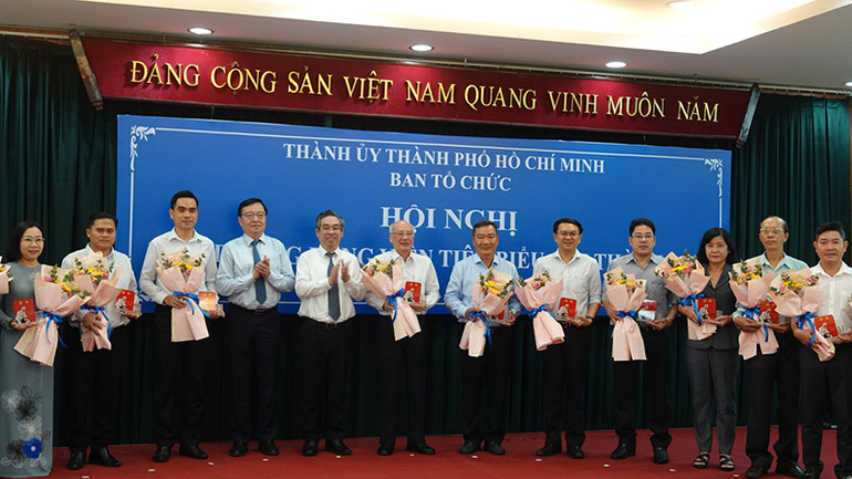 Biểu dương các đảng viên tiêu biểu cấp thành phố.