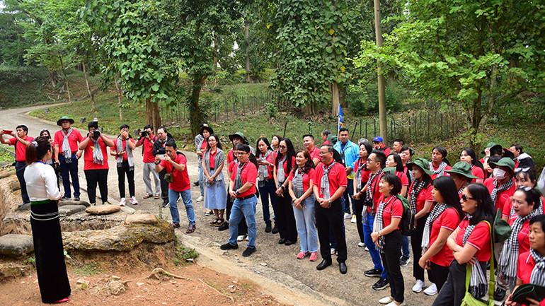 Đoàn tham quan Di tích lịch sử Đồi A1. (Ảnh Ban tổ chức cung cấp).