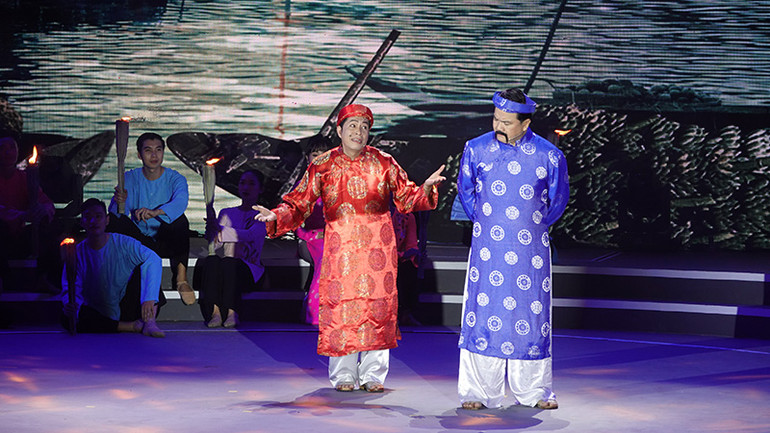 Nghệ nhân ưu tú Minh Đức (trái) và Nghệ sĩ ưu tú Lê Tứ trong tiết mục ca ra bộ "Bùi Kiệm thi rớt trở về".