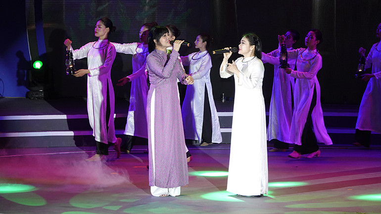 Nghệ nhân ưu tú Ngọc Đặng (trái) và Nghệ nhân ưu tú Thanh Mai trình bày tác phẩm "Dạ cổ hoài lang" (sáng tác Cao Văn Lầu).