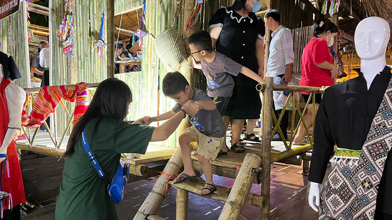 Du khách đến với Tuần lễ Văn hóa - Du lịch Điện Biên - Tây Bắc tại Thành phố Hồ Chí Minh trong buổi khai mạc.