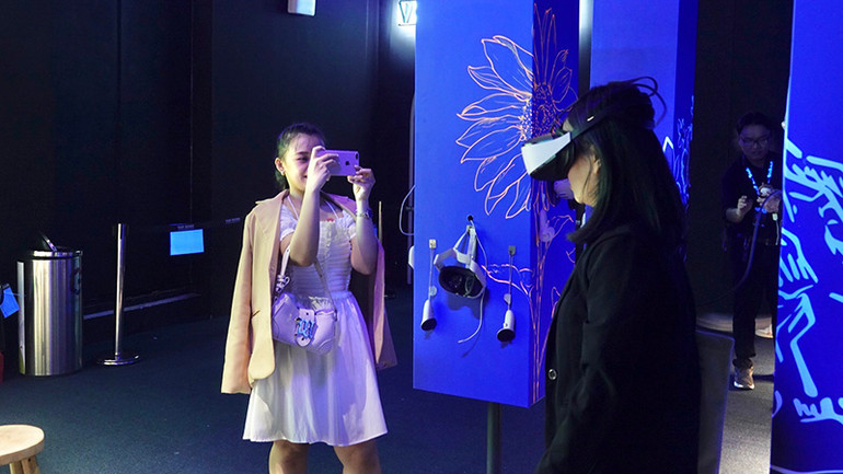 Bạn trẻ trải nghiệm công nghệ tại triển lãm.