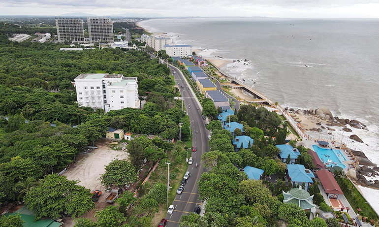 Các khu du lịch cao cấp đã và đang thành hình trên cung đường ven biển thị trấn Phước Hải, huyện Đất Đỏ, tỉnh Bà Rịa-Vũng Tàu.