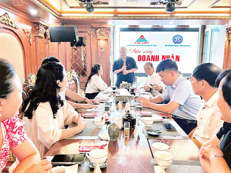 Tại Chương trình "Bữa sáng Doanh nhân" sáng thứ 7 hằng tuần do Hiệp hội Phát triển hàng tiêu dùng Việt Nam (VACOD) và Hiệp hội Doanh nghiệp thành phố Hà Nội (HBA) tổ chức, các doanh nghiệp, doanh nhân cùng bàn luận về cách thức vượt qua khó khăn trong giai đoạn hiện nay. Ảnh: THẢO HUYỀN