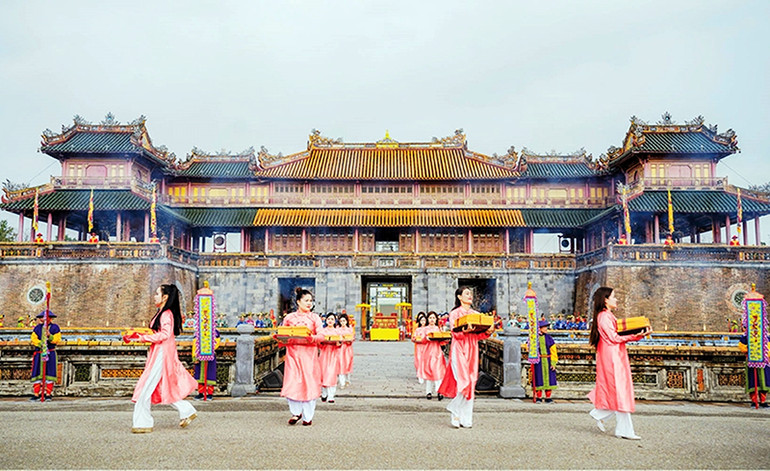 Sân khấu hóa tái hiện lễ Ban Sóc (ban lịch) triều Nguyễn tại kinh thành Huế.