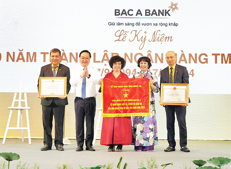 Đại diện Ủy ban nhân dân tỉnh Nghệ An trao Cờ thi đua xuất sắc tặng BAC A BANK tại Lễ kỷ niệm 30 năm thành lập BAC A BANK.