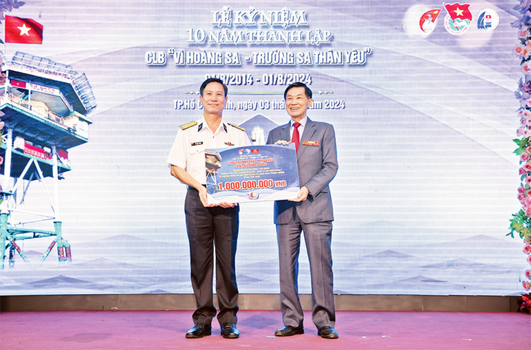 Doanh nhân Johnathan Hạnh Nguyễn (phải) trao một tỷ đồng ủng hộ Bộ Tư lệnh Vùng 2 Hải quân và cấp học bổng cho học sinh là con của quân nhân chuyên nghiệp. Doanh nhân Johnathan Hạnh Nguyễn (phải) trao một tỷ đồng ủng hộ Bộ Tư lệnh Vùng 2 Hải quân và cấp học bổng cho học sinh là con của quân nhân chuyên nghiệp.