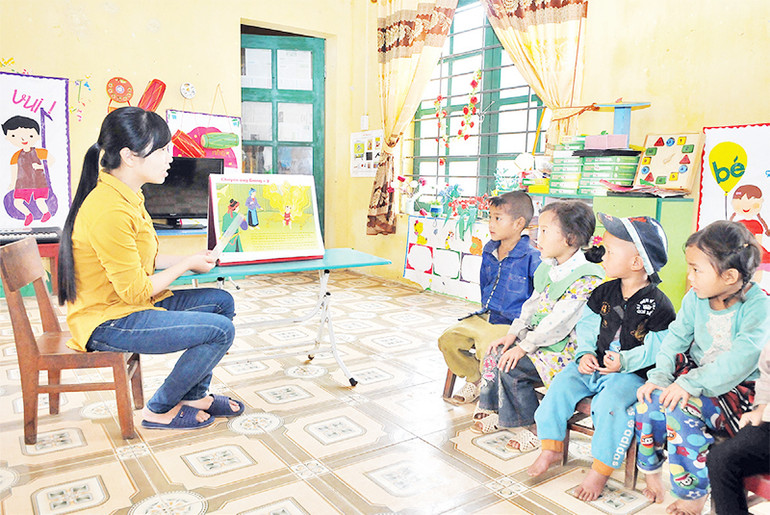 Giờ học của cô và trò Trường mầm non xã Hát Lừu, huyện Trạm Tấu, tỉnh Yên Bái.