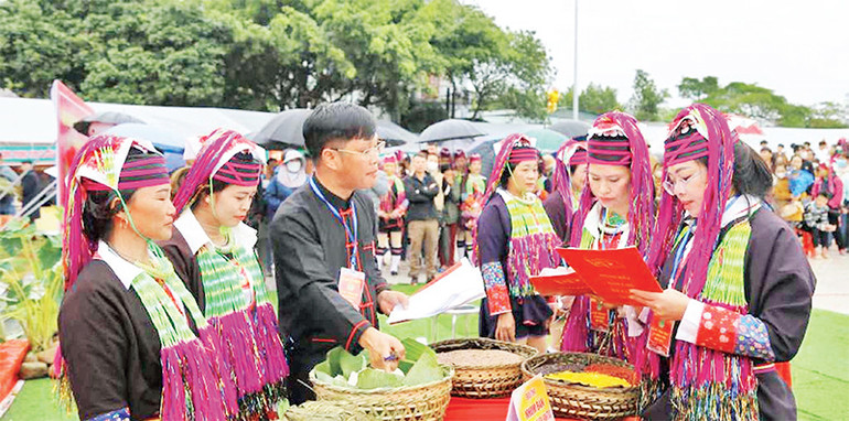 Các sản phẩm truyền thống mang đậm nét văn hóa của các dân tộc thiểu số tỉnh Quảng Ninh ngày càng thu hút khách du lịch.