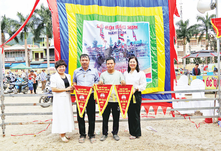 Trao giải cho các cá nhân đạt giải tại hội thi chọi dê, Lễ hội "Mùa vàng Bắc Sơn".