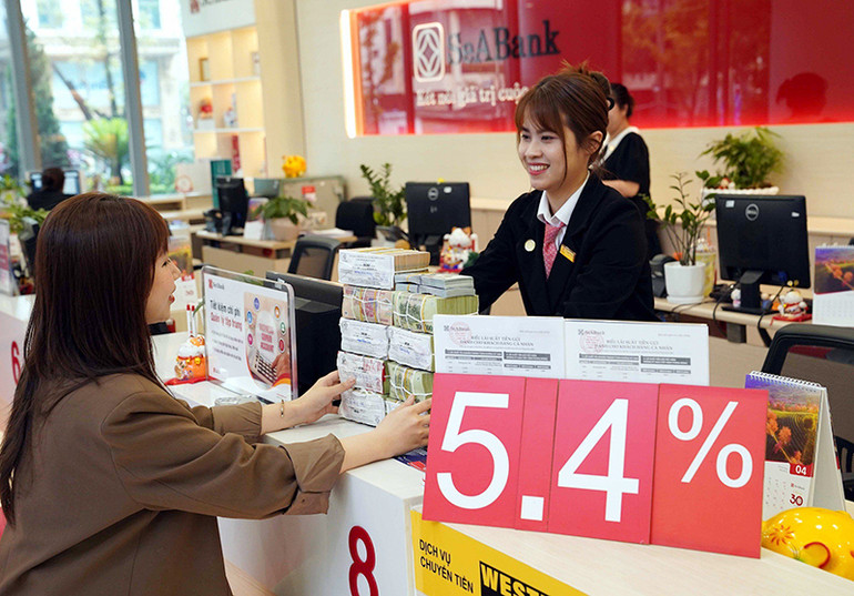 Khách hàng giao dịch tại chi nhánh ngân hàng SeABank. (Ảnh VIỆT PHONG)