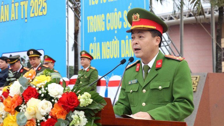 Đại diện cho lực lượng Công an tỉnh, Thượng tá Hoàng Đức Nên, Trưởng phòng cảnh sát hình sự, Công an tỉnh Ninh Bình khẳng định, trong quá trình thực hiện nhiệm vụ công tác, lực lượng công an tuyệt đối chấp hành nghiêm Điều lệnh Công an nhân dân, quy chế, quy trình công tác; khắc phục mọi khó khăn, đoàn kết thống nhất, hy sinh quyền lợi của cá nhân, nhất là trong dịp Tết Nguyên đán với phương châm “Thức cho dân ngủ ngon, gác cho dân vui chơi” để hoàn thành xuất sắc mọi nhiệm vụ được giao.