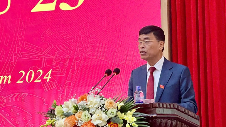 Đồng chí Đinh Văn Thứ, Chủ tịch Ủy ban nhân dân thành phố Ninh Bình báo cáo tình hình kinh tế-xã hội năm 2024 và phương hướng, nhiệm vụ năm 2025.