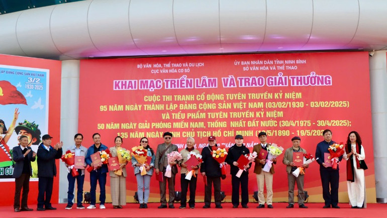 Tại chương trình, Ban tổ chức đã trao 33 giải cho các tác giả đoạt giải của 2 cuộc thi.