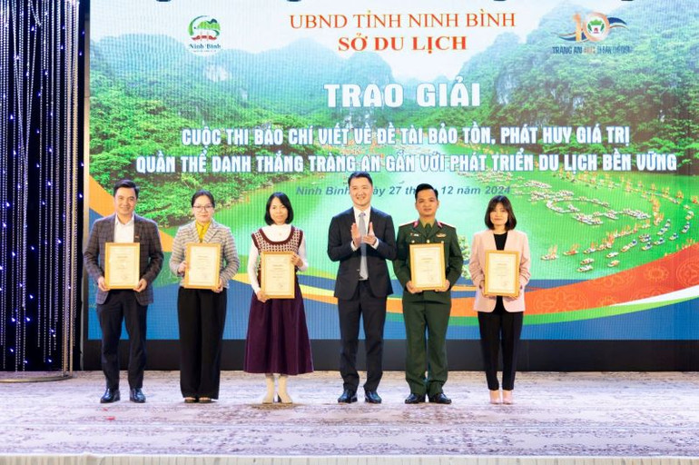 Các tác giả nhận giải A tại cuộc thi. (Ảnh: TTXVN) Các tác giả nhận giải A tại cuộc thi. (Ảnh: TTXVN)