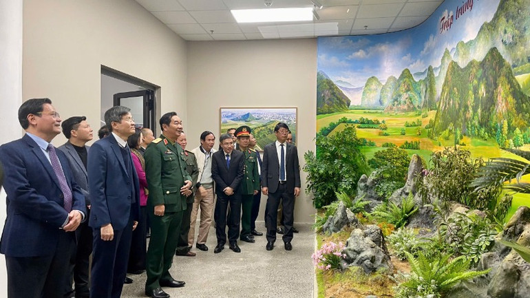 Các đại biểu tham quan công trình Tổ hợp Bảo tàng-Thư viện thành phố Tam Điệp.