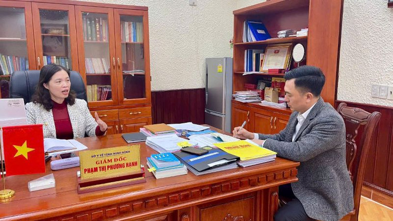 Phóng viên Báo Nhân Dân tại buổi làm việc, phỏng vấn Giám đốc Sở Y tế Ninh Bình Phạm Thị Phương Hạnh. (Ảnh: YẾN TRINH)
