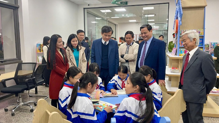 Tòa nhà thư viện được xây dựng 2 tầng với tổng diện tích sàn hơn 1.000m2, tạo không gian, học tập, tham quan, trải nghiệm và tổ chức các hoạt động giáo dục truyền thống.