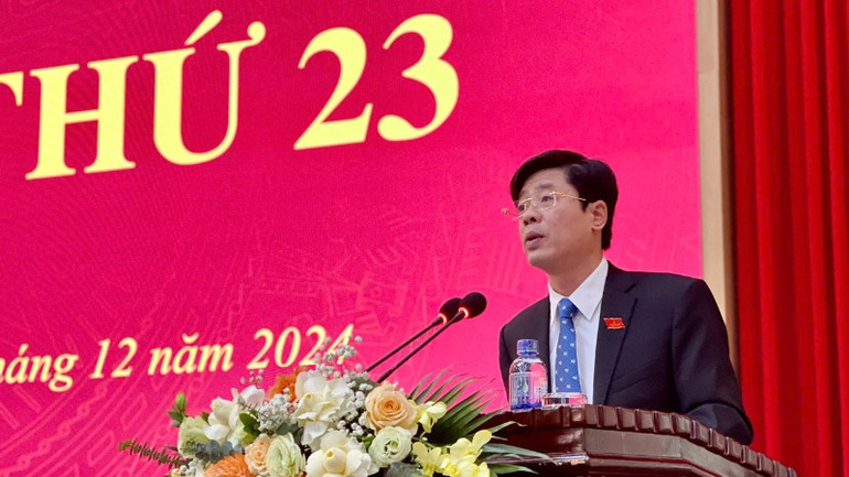 Đồng chí Đoàn Mạnh Tùng, Phó Chủ tịch Thường trực Hội đồng nhân dân thành phố Ninh Bình báo cáo công tác năm 2024, nhiệm vụ trọng tâm công tác năm 2025 của Thường trực Hội đồng nhân dân thành phố.