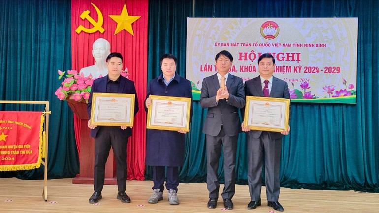 Đồng chí Trần Song Tùng, Phó Chủ tịch Ủy ban nhân dân tỉnh Ninh Bình trao Bằng khen của Ủy ban nhân dân tỉnh cho các tổ chức, cá nhân.