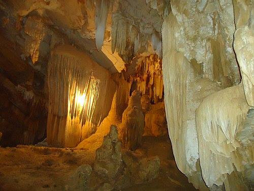 Nhiều hang động rất đẹp tại Thung Nham là điểm đến ưa thích của nhiều du khách. (Ảnh: Lan Trần)