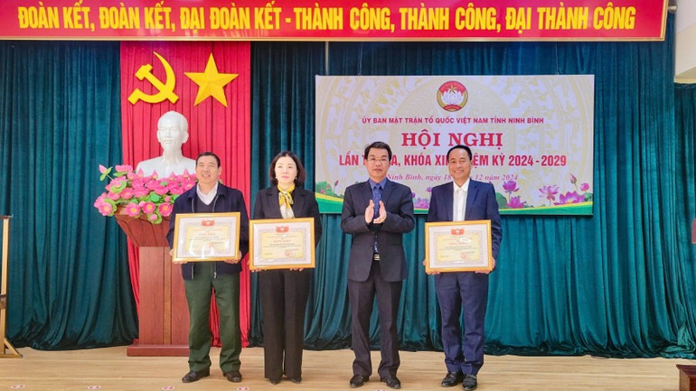Chủ tịch Ủy ban MTTQ tỉnh Ninh Bình Nguyễn Hoàng Hà trao Bằng khen của Ủy ban MTTQ Việt Nam tỉnh cho các tập thể, cá nhân có thành tích xuất sắc trong công tác Mặt trận năm 2024.
