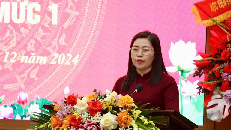 Hiệu trưởng Trường Chính trị tỉnh Ninh Bình Tạ Hoàng Minh phát biểu tại buổi lễ. Hiệu trưởng Trường Chính trị tỉnh Ninh Bình Tạ Hoàng Minh phát biểu tại buổi lễ.