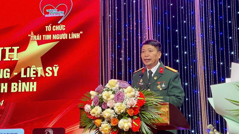 Đại tá, nhà văn Đặng Vương Hưng, Chủ tịch Tổ chức "Trái tim người lính Việt Nam" phát biểu tại buổi lễ.