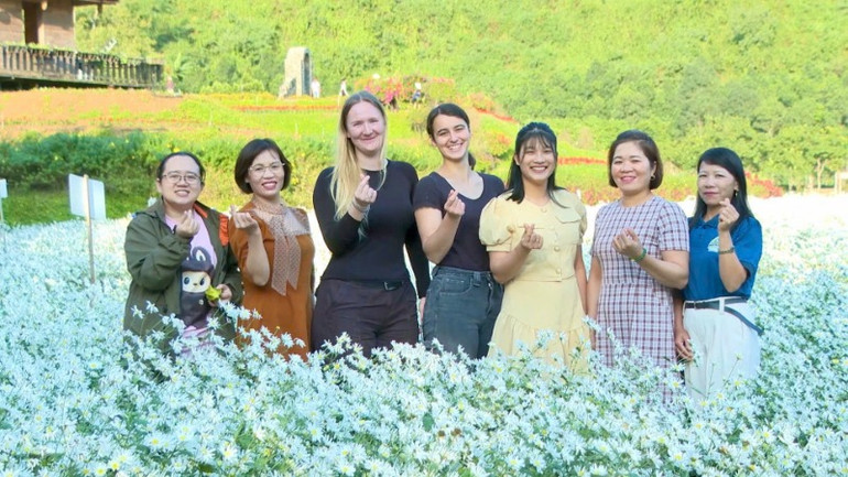 Du khách nước ngoài thích thú tìm đến những cánh đồng họa mi để tham quan, khám phá và chụp ảnh.