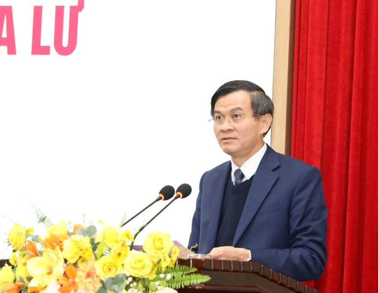 Đồng chí Đoàn Minh Huấn, Ủy viên Trung ương Đảng, Bí thư Tỉnh ủy Ninh Bình phát biểu giao nhiệm vụ. (Ảnh: ĐỨC PHƯƠNG)