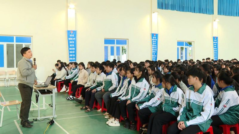 Chi cục Dân số-Kế hoạch hóa gia đình tỉnh phối hợp Trường Phổ thông Dân tộc nội trú huyện Nho Quan tổ chức lớp cung cấp thông tin, kiến thức về sức khỏe sinh sản cho học sinh nhà trường.